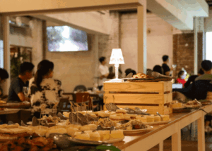 공간이 곧 전략이 되는 시대 이제 공간은 단순한 행사장이 아닌, 브랜드 커뮤니케이션의 전략 플랫폼입니다. 케이브하우스는 단순한 대관 공간이 아닌, 기획자의 의도와 브랜드의 정체성을 담아낼 수 있는 유연한 무대를 제공합니다. 